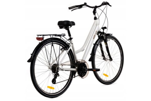 Fehér városi kerékpár hátulnézetből