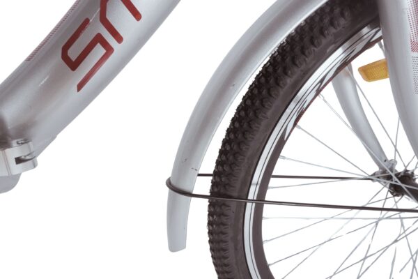 Kerékpár első kereke és sárvédője közelről