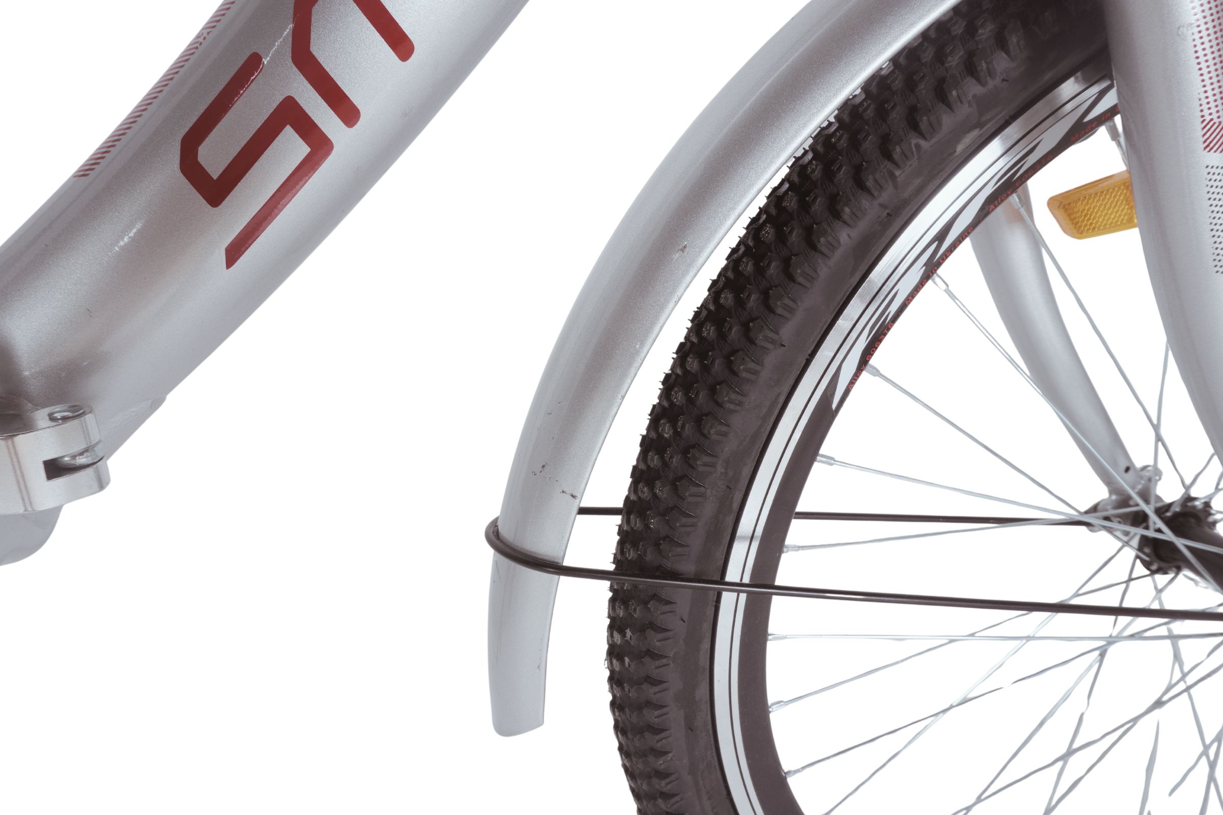 Kerékpár első kereke és sárvédője közelről