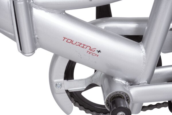 Kerékpár váza közelről, láncvédővel és felirattal.