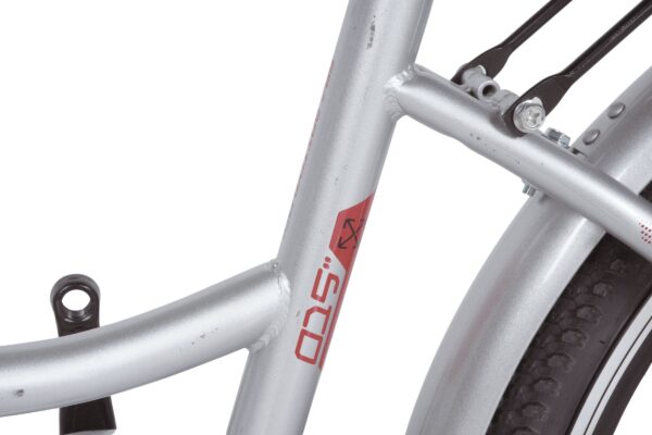 Szürke kerékpárváz közelről nézve.