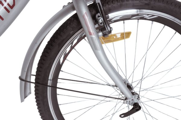 Kerékpár első kereke közelről, fekete kerék