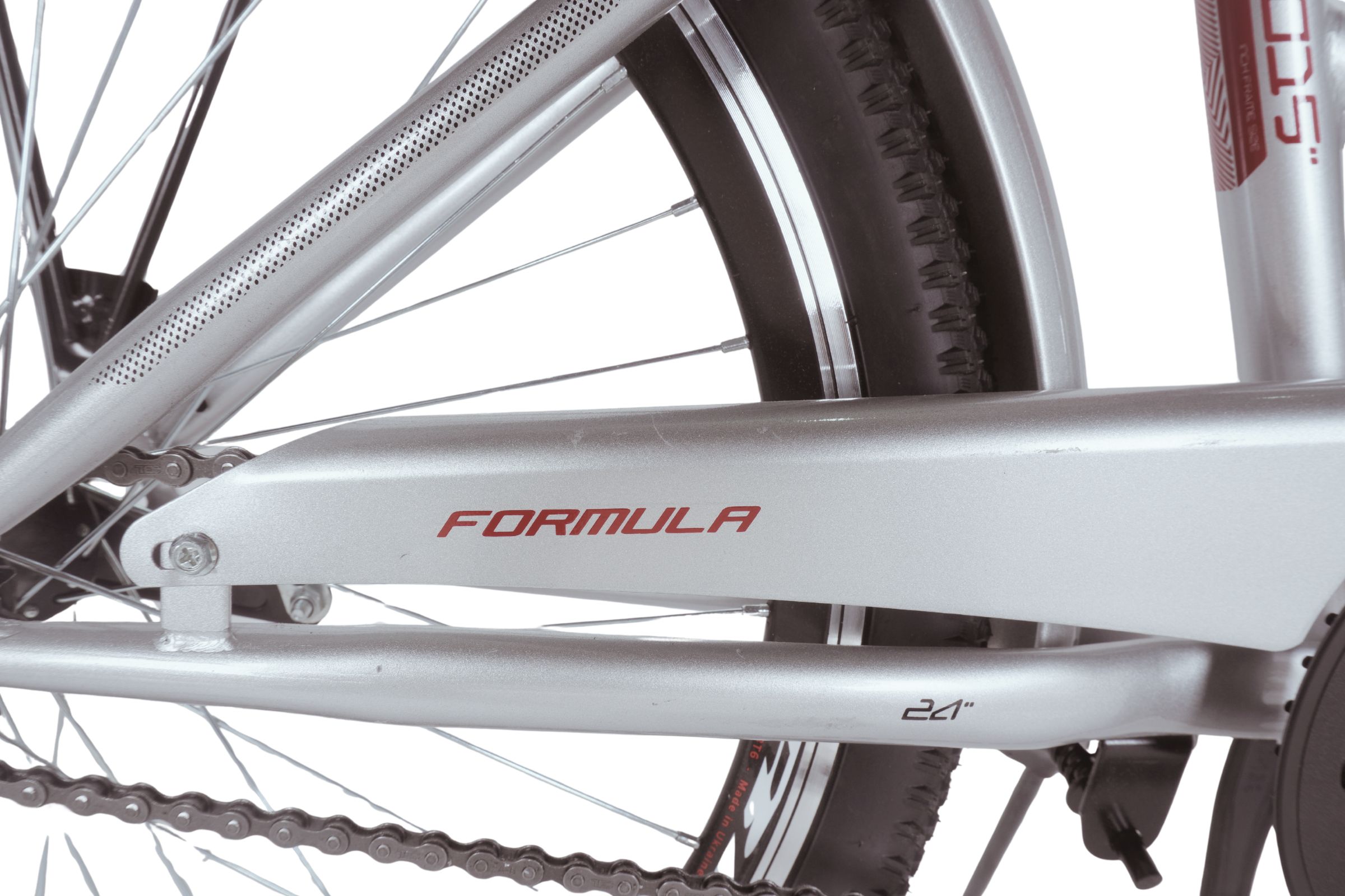 Ezüst kerékpár lánca és váza közelről.