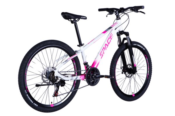 Fehér és rózsaszín hegyi kerékpár.