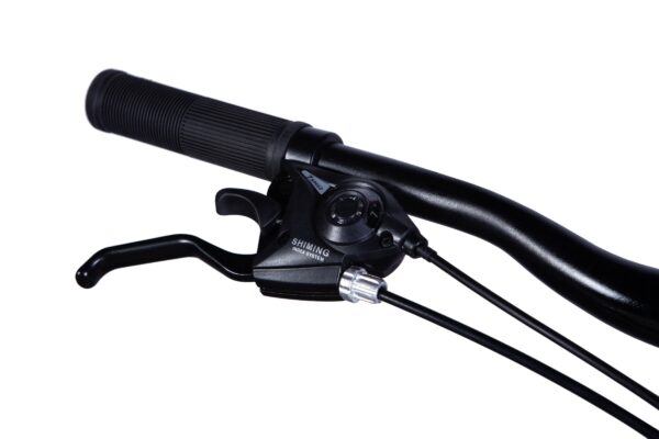 Kerékpár fékkar és sebességváltó közelről.