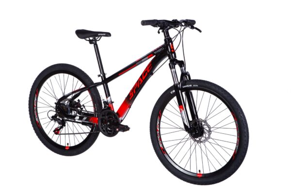 Piros-fekete mountain bike, terepkerékpár kerékpártúrára.