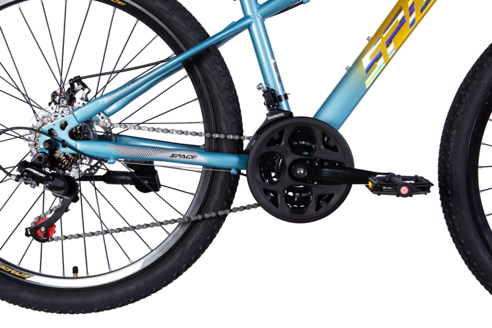 Kék mountain bike váltó és pedál részlete.