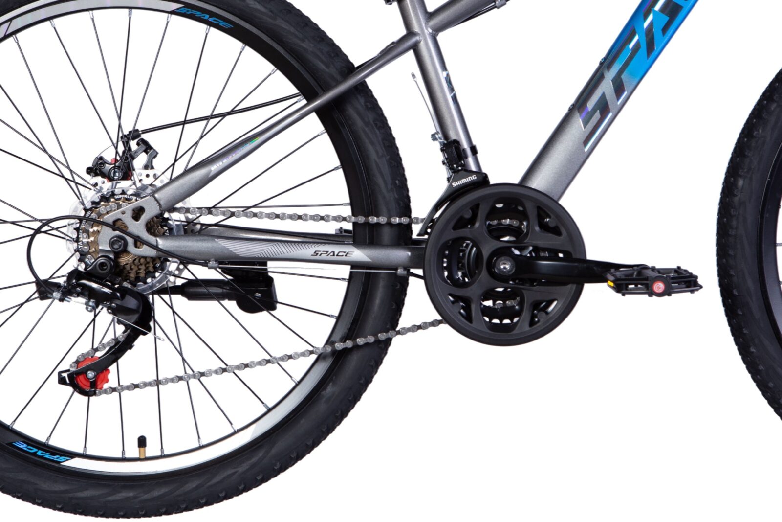 Szürke mountain bike lánc és pedál