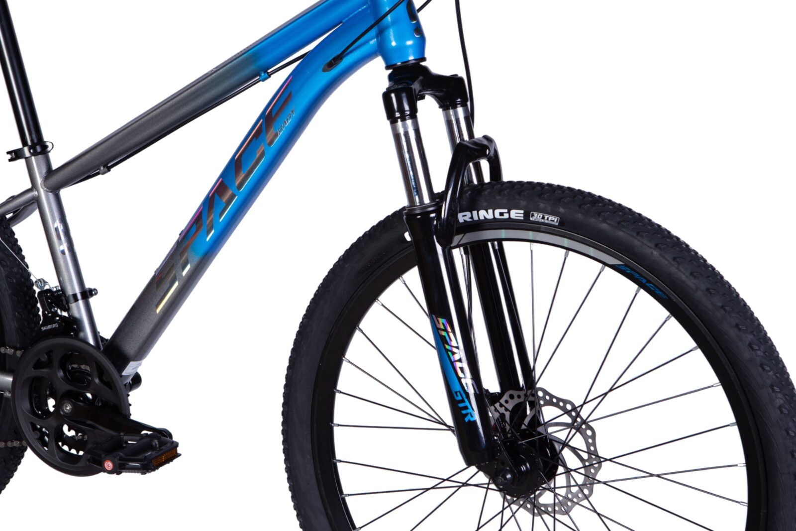 Kék mountain bike, első villa és kerék látható.