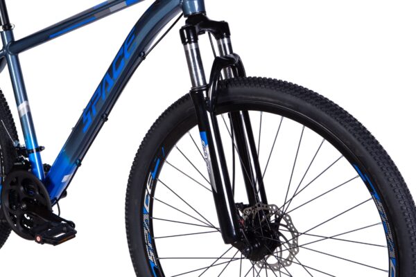 Kék kerékpár, első kerék és villa közelről.