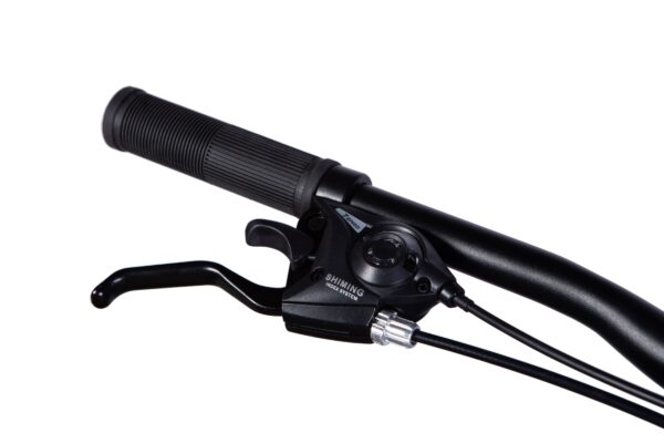 Kerékpár fékkar és váltókar közelről.