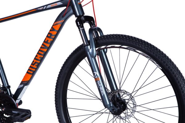 Fekete-narancs kerékpár első kerekével és vázával.