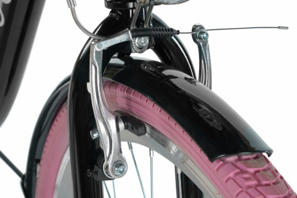 Kerékpár rózsaszín kerékkel és fékkel.