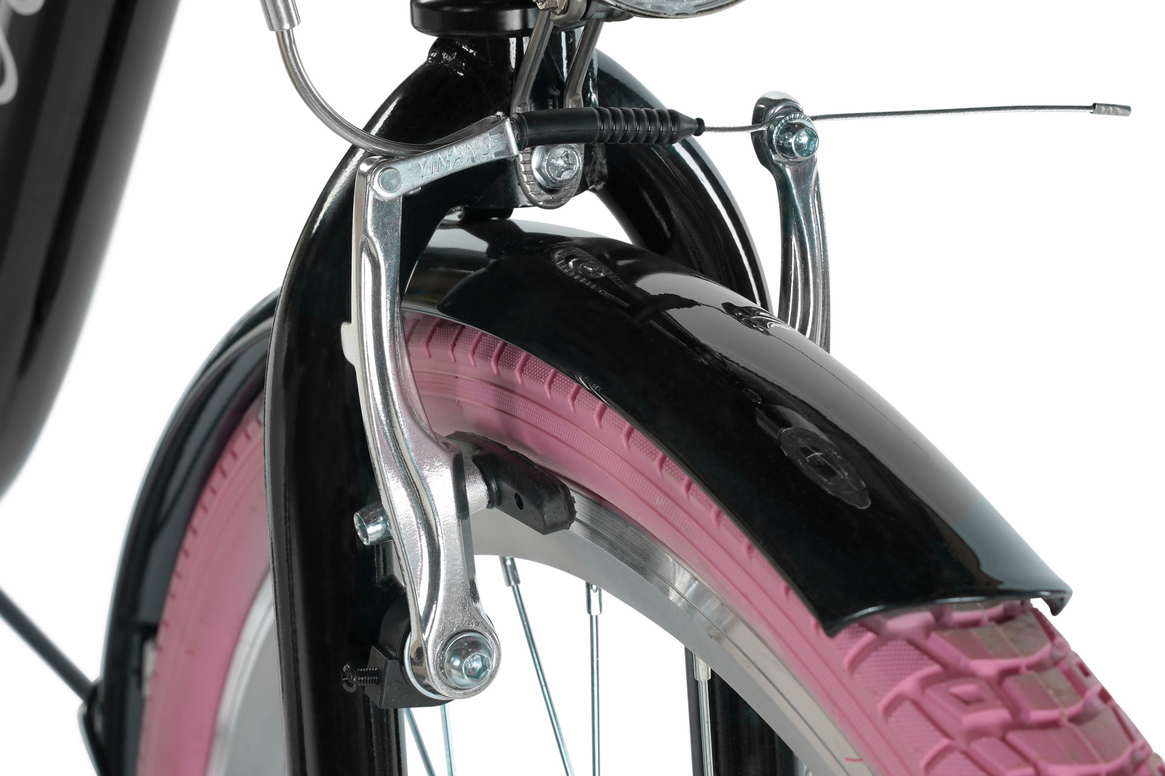 Kerékpár rózsaszín kerékkel és fékkel.