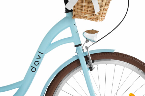 Kék kerékpár fonott kosárral