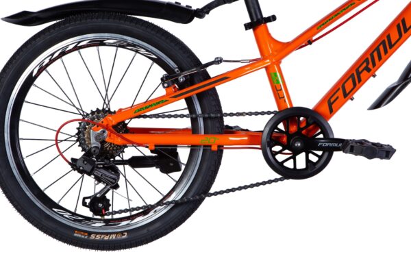 Narancssárga kerékpár lánc és hátsó kerék közelről.