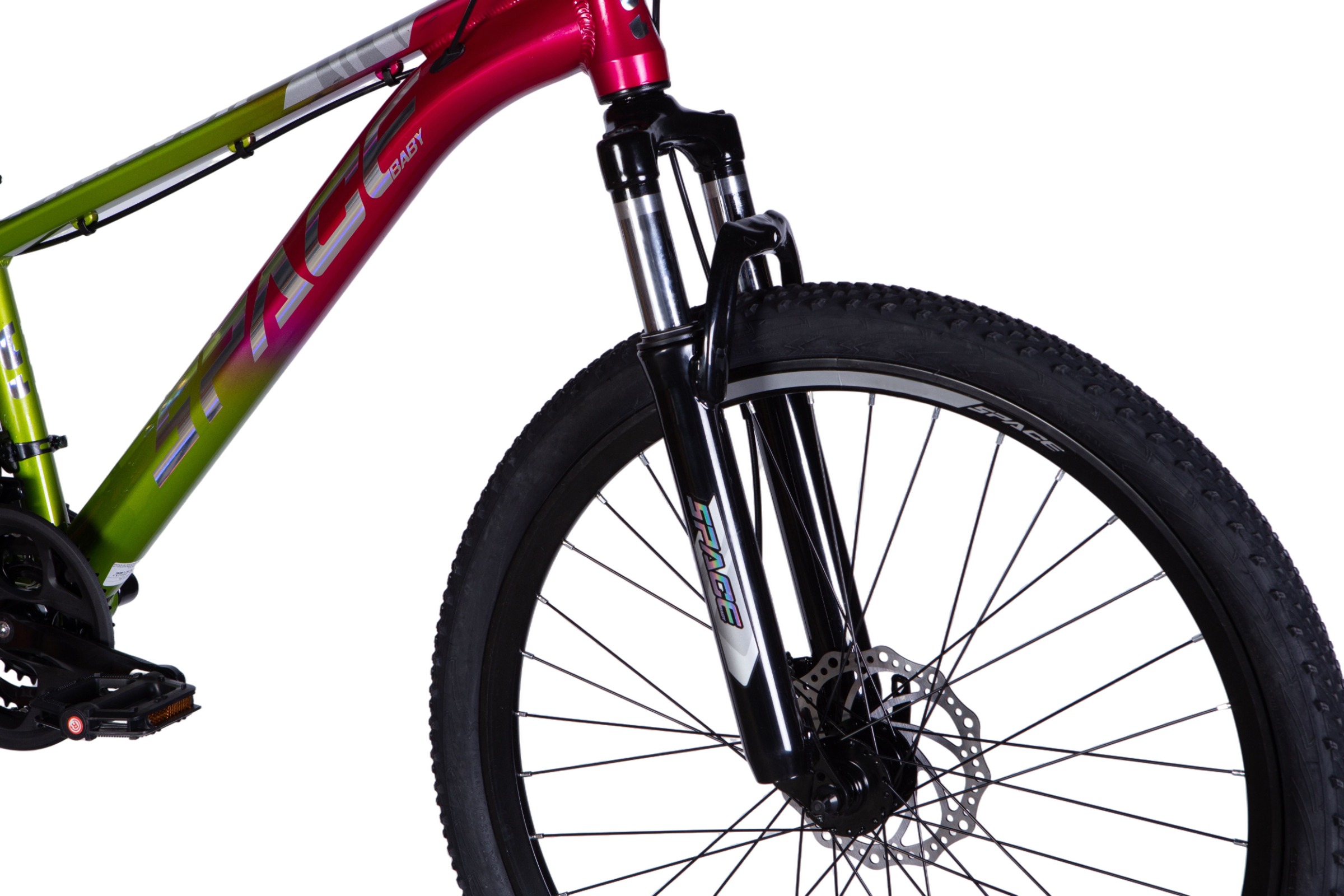 Színes mountain bike elülső kereke és váza.