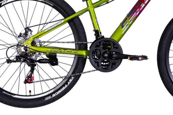 Zöld kerékpár lánc és sebességváltó közelről.