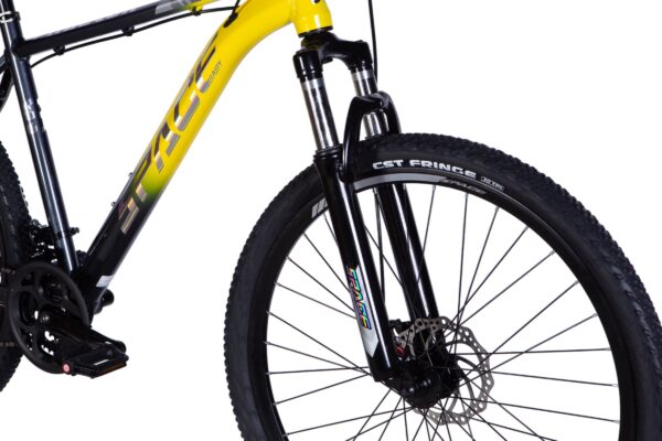 Sárga és fekete mountain bike első kereke