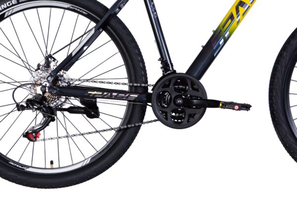 Fekete kerékpár teljesítménykerék és lánc részlet.