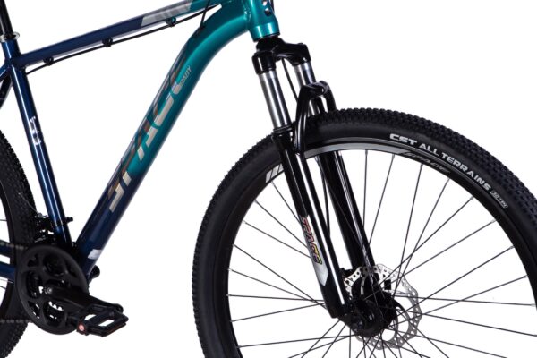 Fekete kerekű mountain bike közelről