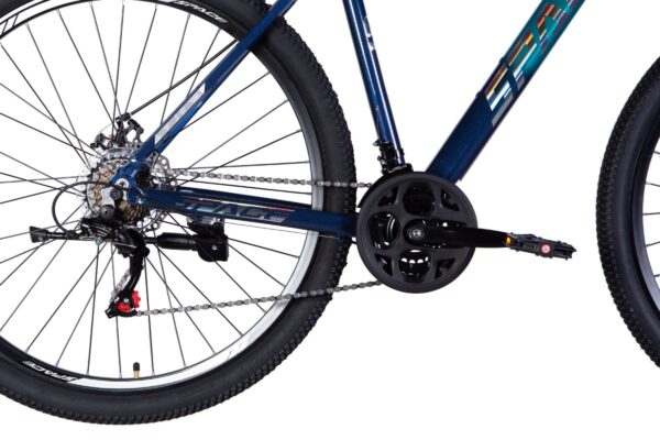 Kék kerékpár váltóval és lánccal