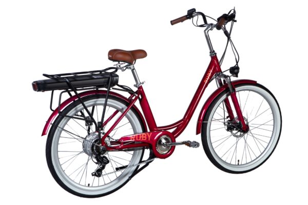 Piros elektromos kerékpár barnával ellátott háttérre