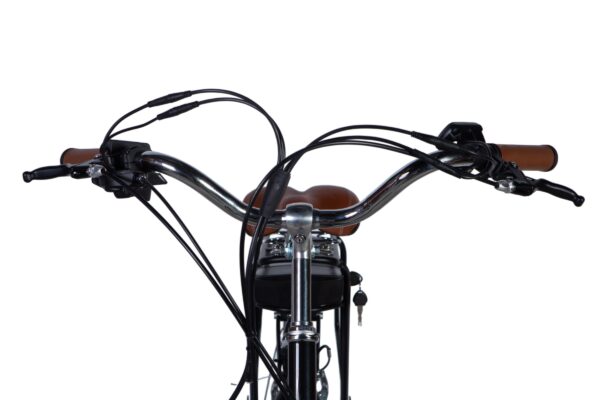 Kerékpár kormány közelről, világos háttérrel.