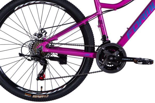 Rózsaszín mountain bike hajtómű és hátsó váltó