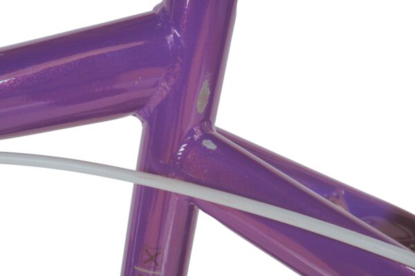 Lila kerékpár váz részlete