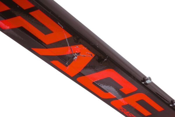 Fekete kerékpárváznak sérült része