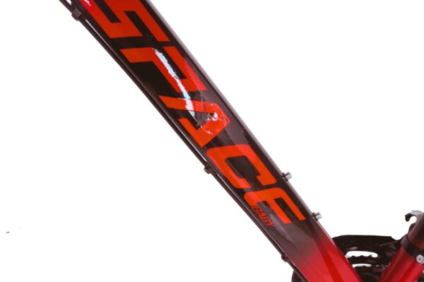 Kerékpár váz közelről, piros és fekete színekben.