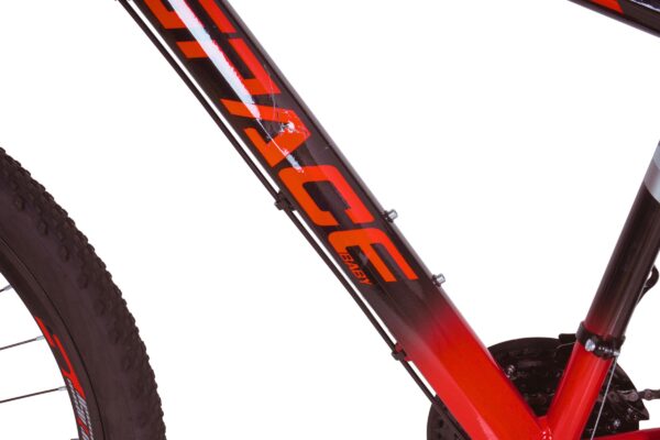 Piros-fekete kerékpár váza közelről.