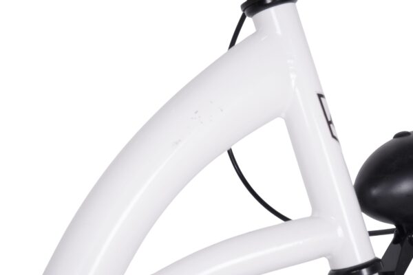 Fehér kerékpár váz részlete fekete csengővel.