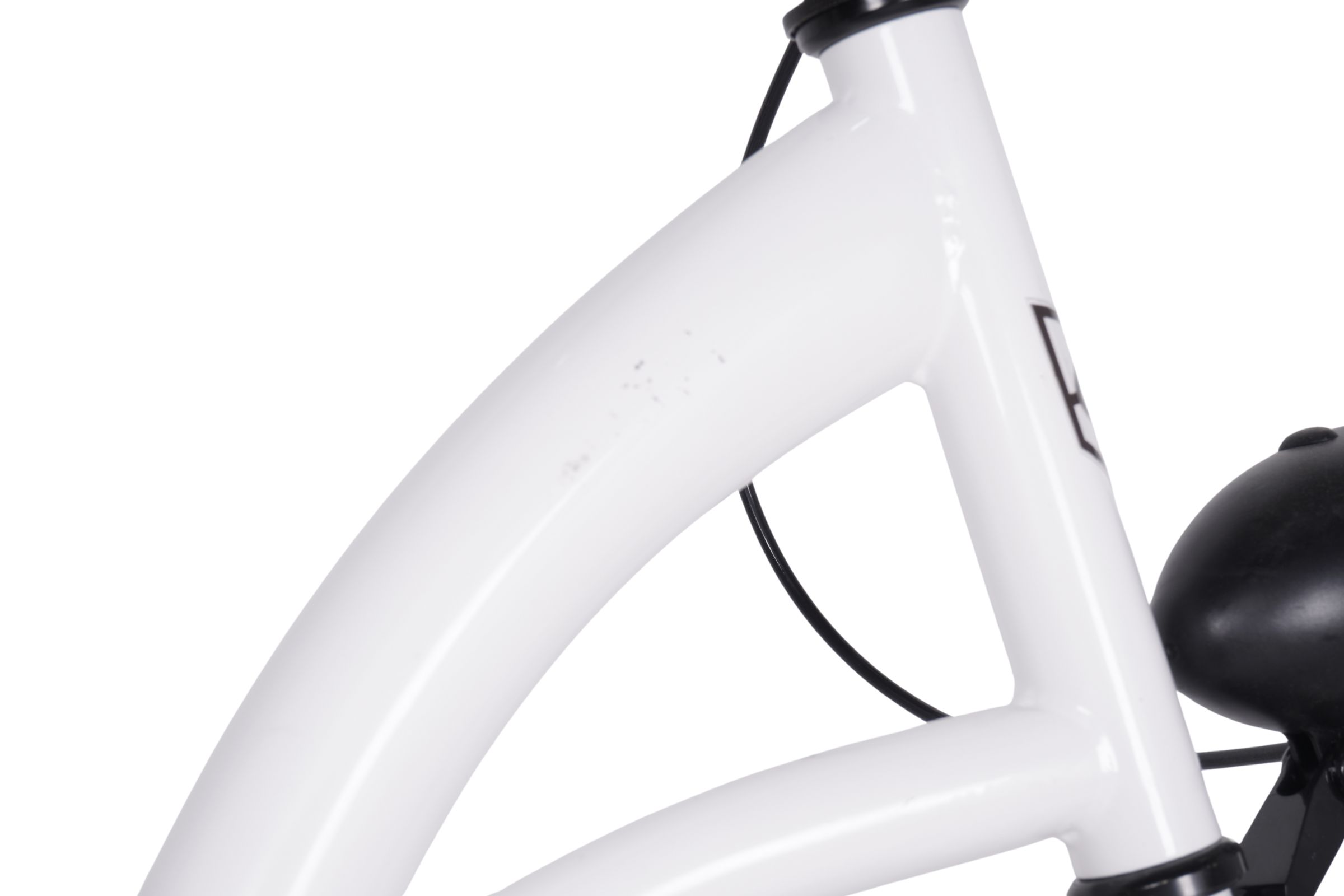 Fehér kerékpár váz részlete fekete csengővel.