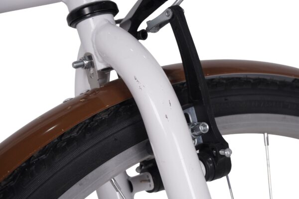 Bicikli kerekek, villa és fék közelről fényképezve.