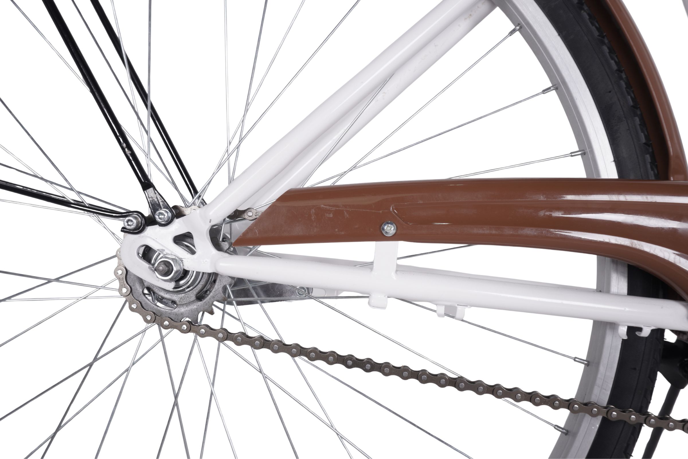 Kerékpár hátsó kerék közelről, lánc és sárvédő.