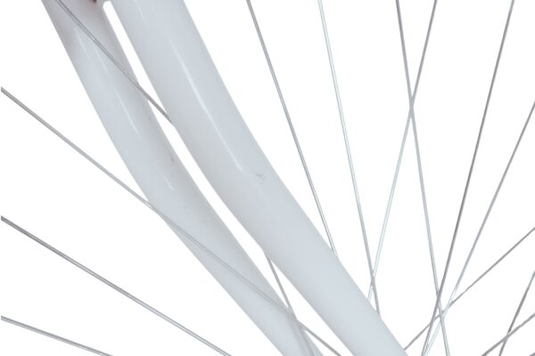 Kerékpár küllők közelről, fehér villával.