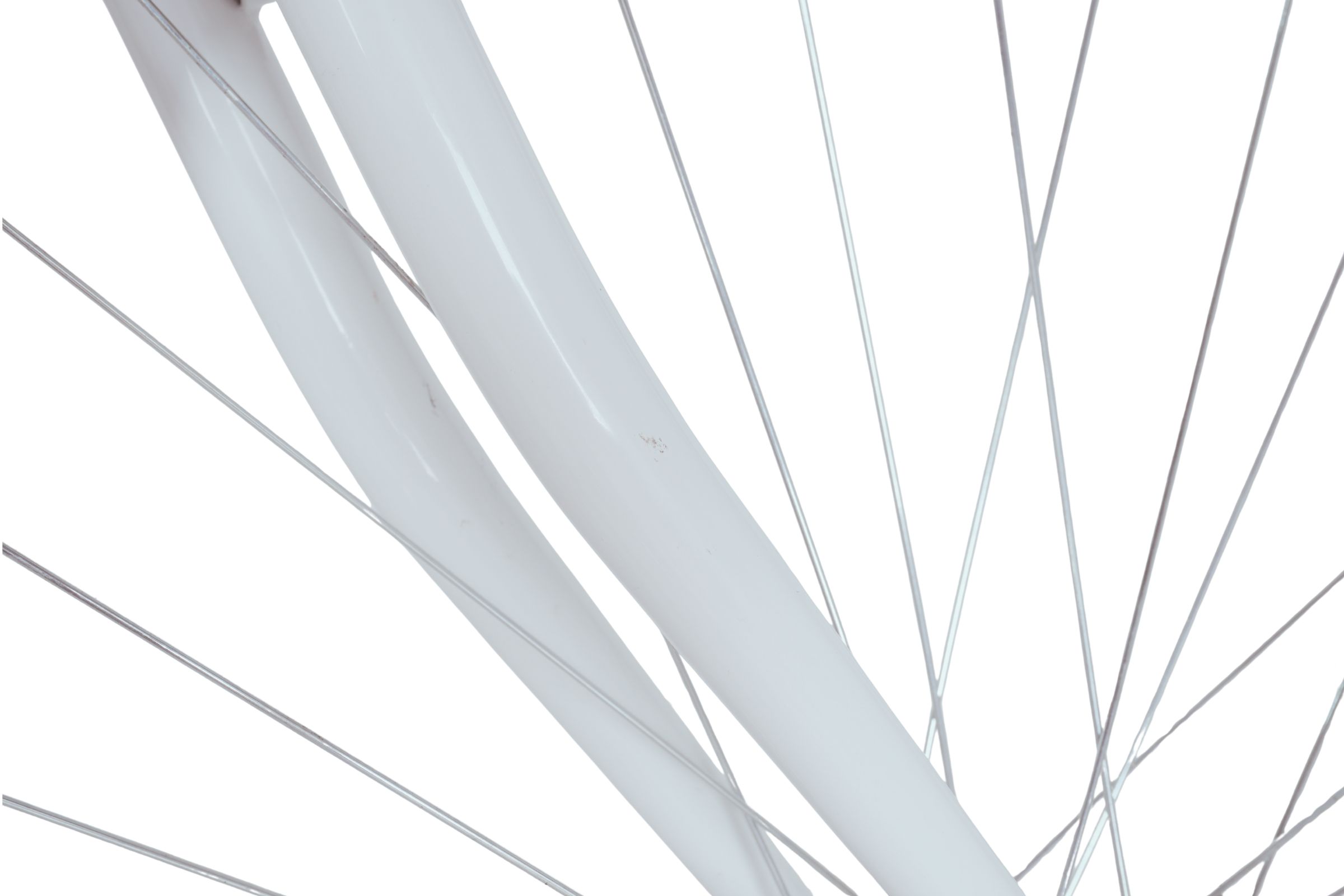 Kerékpár küllők közelről, fehér villával.