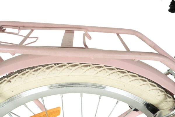 Rózsaszín kerékpár hátsó tartó és gumiabroncs