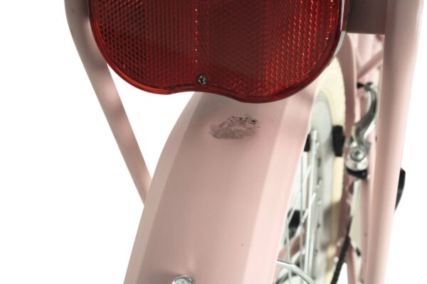Rózsaszín kerékpár hátsó lámpája és váz.