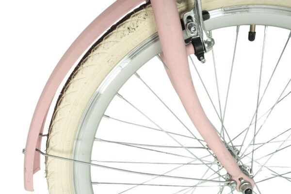 Rózsaszín kerékpár első kerekének részlete