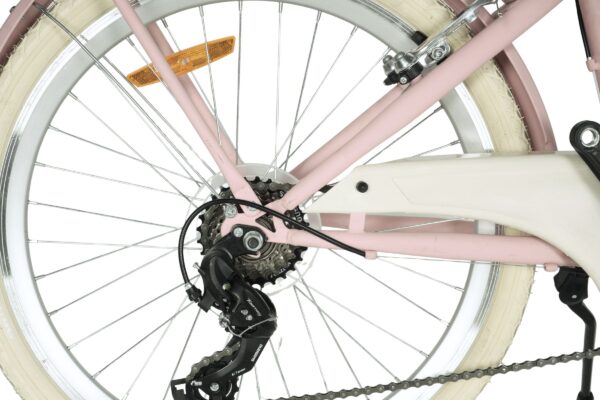 Rózsaszín kerékpár hátsó váltója és lánca