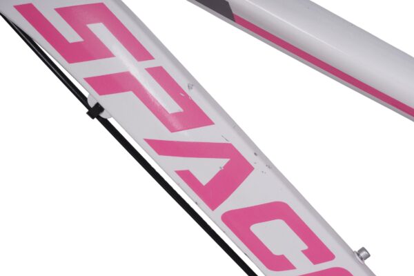 Fehér kerékpár rózsaszín mintával.