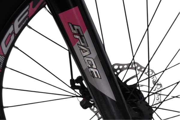 Kerékpár kerék és féktárcsa közelről.