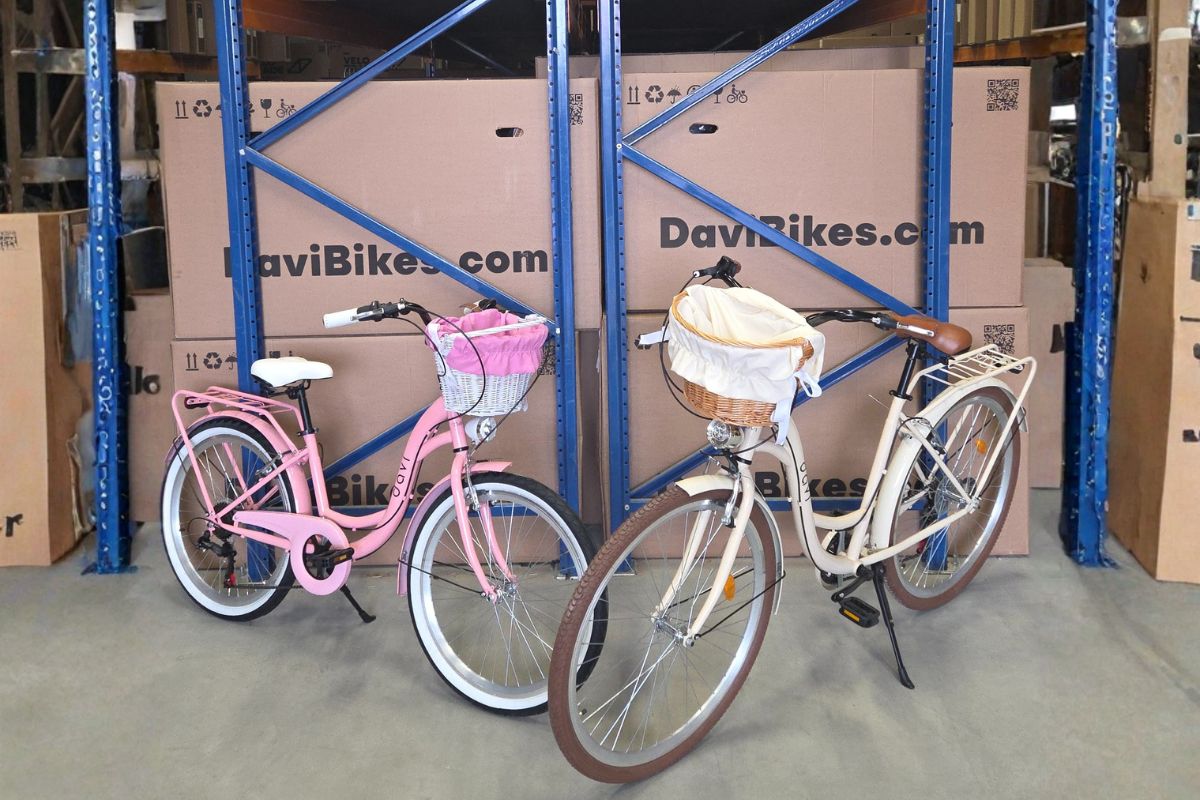 Női kerékpárok tárolóban dobozok előtt.