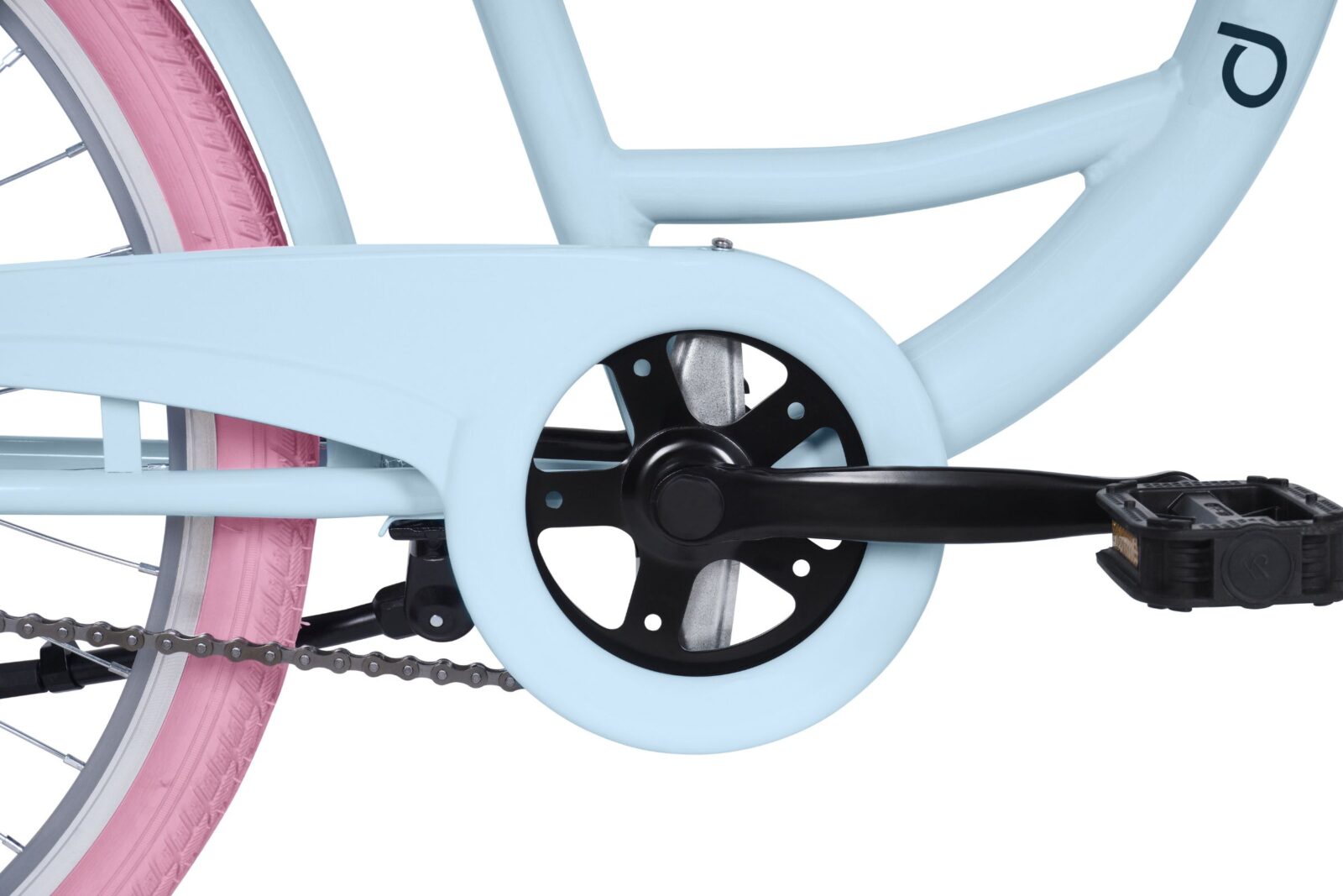 Kék kerékpár pedál és lánc közelről.