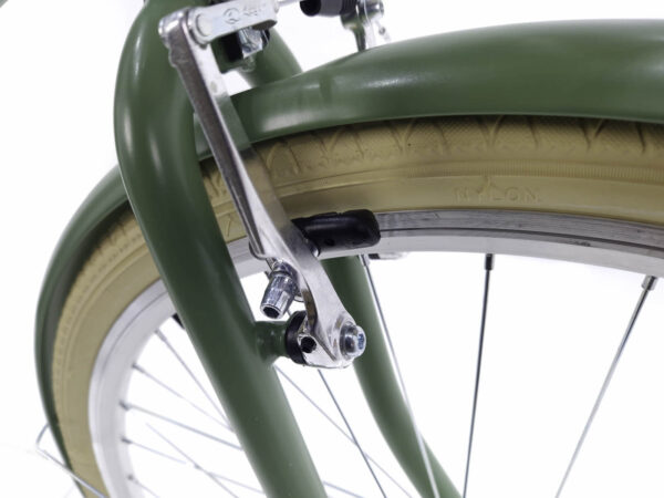 Zöld kerékpár első kereke és fék.