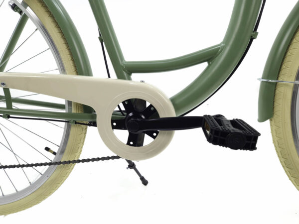 Zöld kerékpár kerekek és pedál közelről.