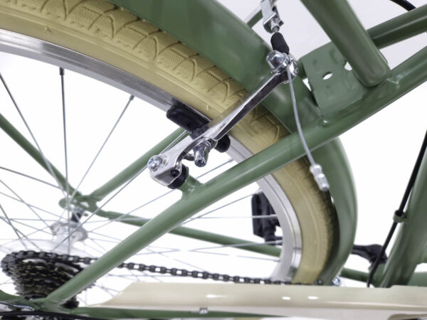 Zöld kerékpár hátsó kereke és fék közelről